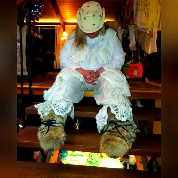 Inuit Authentic Wolf Fur Boots - Picture 16 of 16